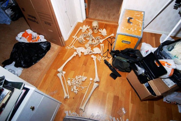 Þessi beinagrind fannst á heimili konunnar í september.