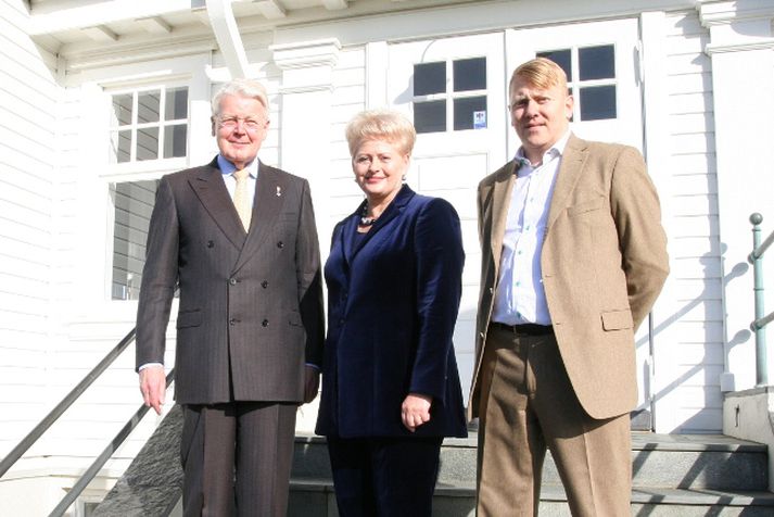 Forseti Litháens, dr. Dalia Grybauskaitë ásamt Ólafi Ragnari Grímssyni, forseta Íslands og Jóni Gnarr, borgarstjóra fyrir utan Höfða í morgun.