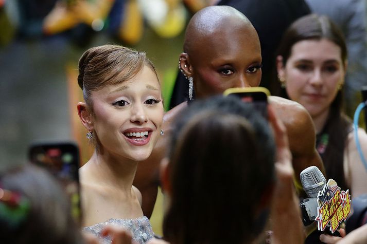 Ariana Grande og Cynthia Erivo heilsuðu aðdáendum í Singapúr. Flestir voru almennilegir en einn missti sig alveg.