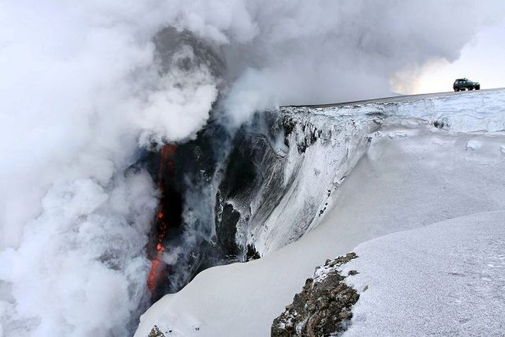 Nýi hraunfossinn í Hvannárgili. Tignarleg náttúruöflin láta ekki að sér hæða. Úr gosgígnum á Fimmvörðuhálsi rennur hraunelfur niður í Hvannárgil.Mynd/Jón Haukur STeingrímsson