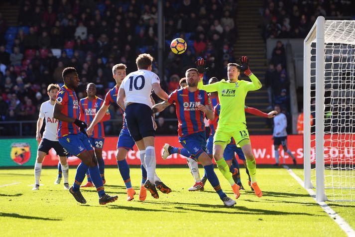 Harry Kane skallar boltann yfir Wayne Hennessey