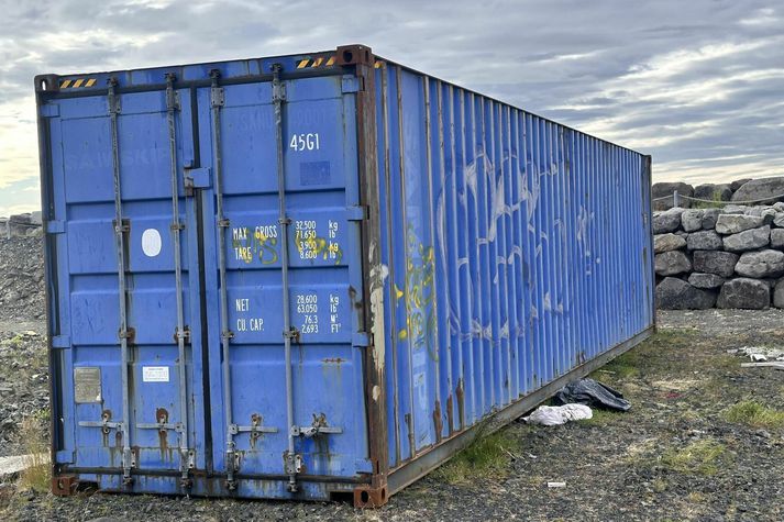 Gámur Landslagna áður en hann var fluttur á geymslusvæðið án vitundar félagsins. 