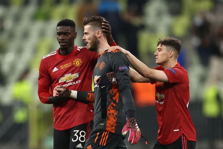 Axel Tuanzebe og Daniel James reyna að hughreysta David de Gea eftir tapið gegn Villareal í Evrópudeildinni í vor.