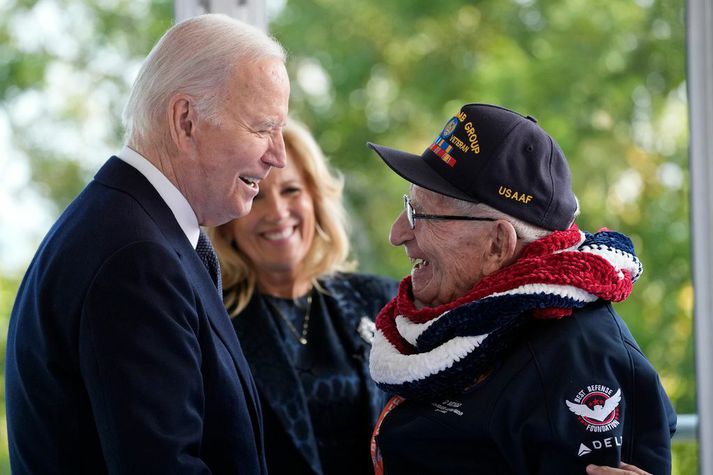 Biden-hjónin, Joe og Jill, heilsa bandarískum uppgjafarhermannanna sem tóku þátt í innrásinni í Normandí í dag.