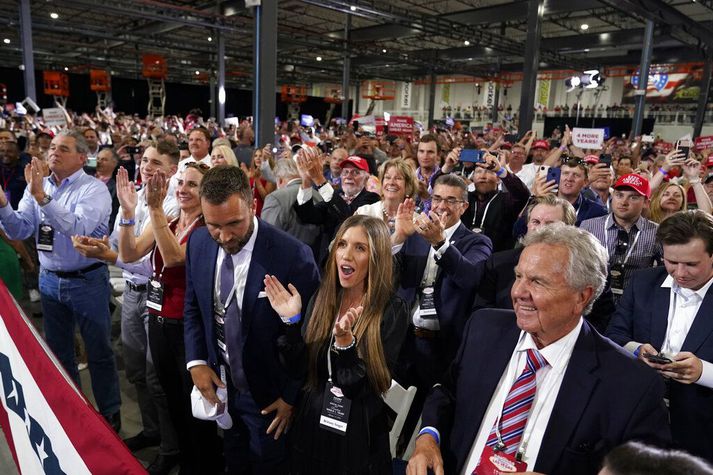 Stuðningsmenn Trump fagna komu hans á fjöldafundinn.