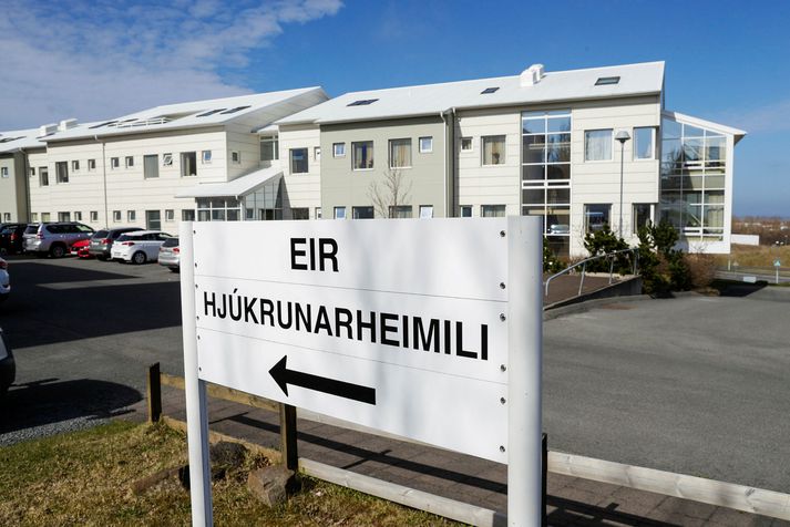 Þrír íbúar Eirar eru nú smitaðir af kórónuveirunni.