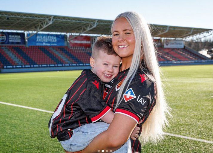 Jasmín Erla Ingadóttir með syni sínum Nathan Henning og komin í Víkingstreyjuna.