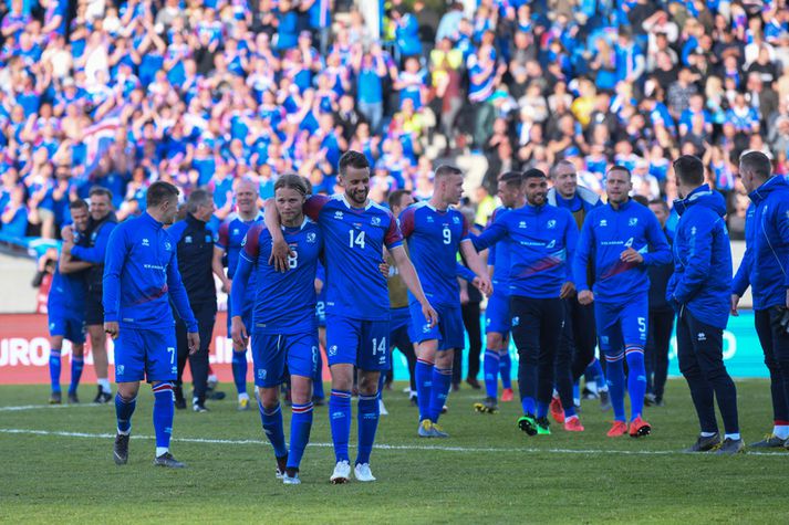 Kári Árnason, Birkir Bjarnason og íslensku strákarnir fagna sigri á Tyrkjum í júní.