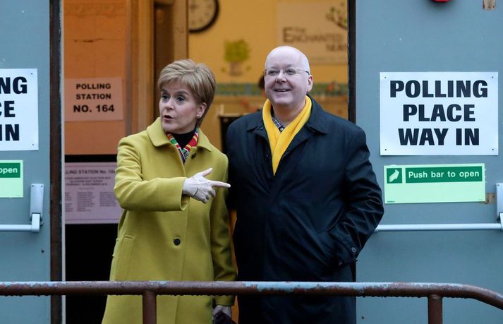 Nicola Sturgeon og Peter Murrell við kjörstað í Glasgow árið 2019. Þau stýrðu Skoska þjóðarflokknum saman um tíma, hún sem leiðtogi en hann sem framkvæmdastjóri.