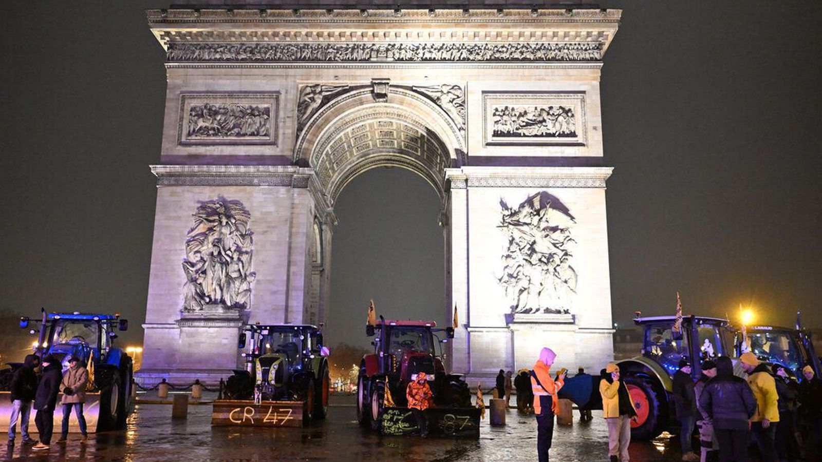 Skotinn til bana við að ógna lög­reglu­mönnum með hníf og skærum