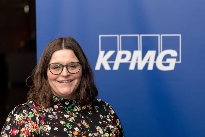 Hildur Tryggvadóttir Flóvenz, sérfræðingur hjá KPMG, segir mikilvægt að íslensk fyrirtæki vinni sjálfbærni upplýsingar á sama hátt og fjárhagsupplýsingar en ekki sem markaðsefni.  Á Íslandi mælast aðeins 4% fyrirtækja með sjálfbærni á ábyrgð aðila í efsta stjórnunarlagi. Á heimsvísu er þetta hlutfall tæplega helmingur fyrirtækja.