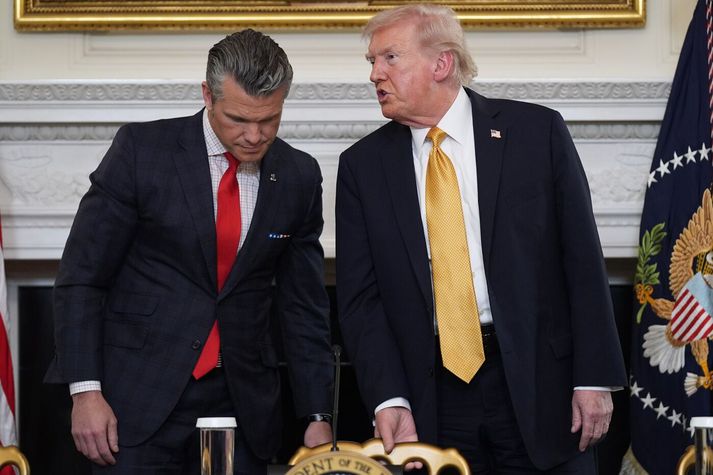 Pete Hegseth, varnarmálaráðherra, og Donald Trump, forseti.