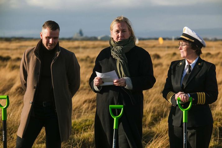 Bragi Bjarnason, bæjarstjóri í Árborg, Þorbjörg Sigríður Gunnlaugsdóttir dómsmálaráðherra og Ragna Bjarnadóttir fangelsismálastjóri með skóflurnar. 
