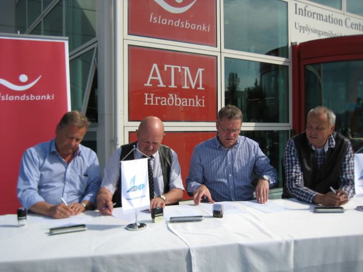 Samningurinn undirritaður