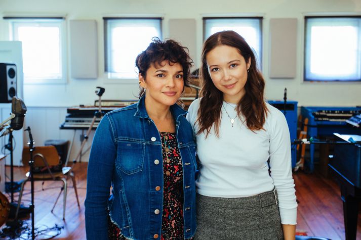 „Að sjá kóver-myndina og nafnið mitt við hliðina á hennar. Mér líður eins og þetta séu mistök.“ segir Laufey um samstarf sitt og Noruh Jones