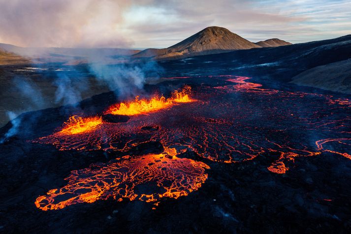 Reykurinn sem stígur upp frá eldgosinu hefur bláleitan blæ. Það er merki um hið skaðlega brennisteinstvíoxíð.