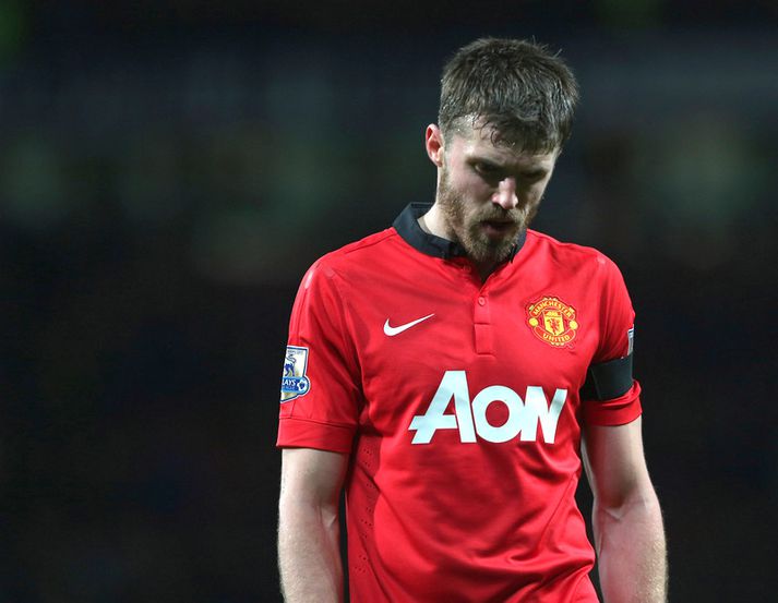 Michael Carrick gengur niðurbrotinn af velli í gær.