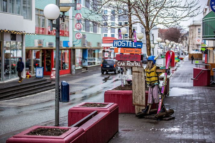 Amaro-húsið er hér í bakgrunni en fyrir er annað hostel í göngugötunni á Akureyri.