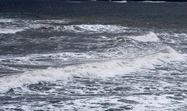 Þungt er í sjóinn þar sem skútan er.