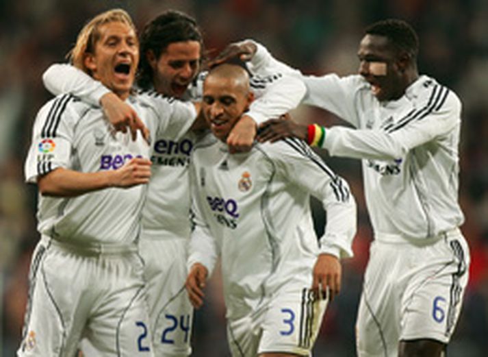 Leikmenn Real Madrid fagna marki Roberto Carlos í kvöld.