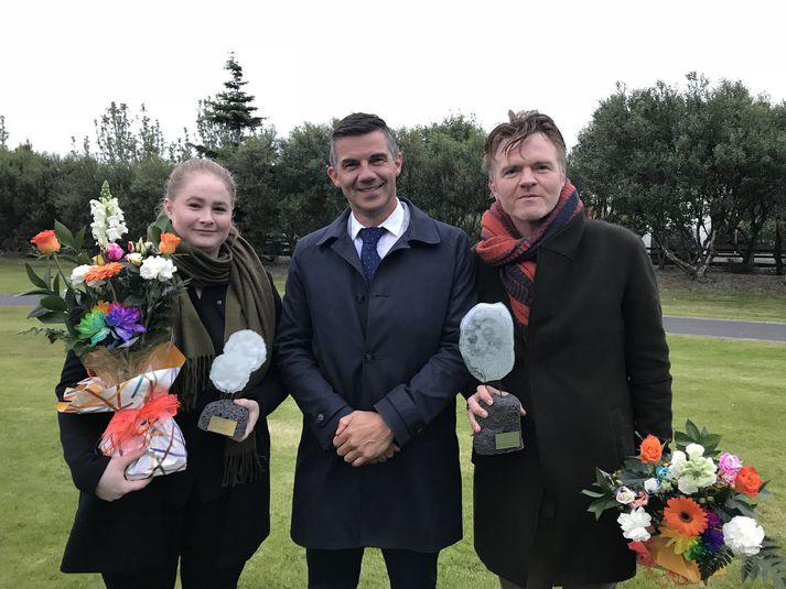 Ragna, dóttir Helgu Rögnu Pálsdóttur og Helga Eggertssonar í Gróðrarstöðinni í Kjarri, tók við viðurkenningunni fyrir þeirra hönd. Elliði er í miðið og Jónas lengst til hægri.