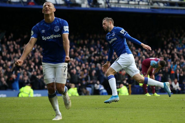 Gylfi Þór Sigurðsson fagnar marki sínu á móti West Ham fyrir tæpu ári síðan.