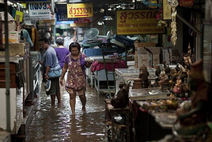 Á þessum markaði í Bangkok var vatnið þegar byrjað að flæða.