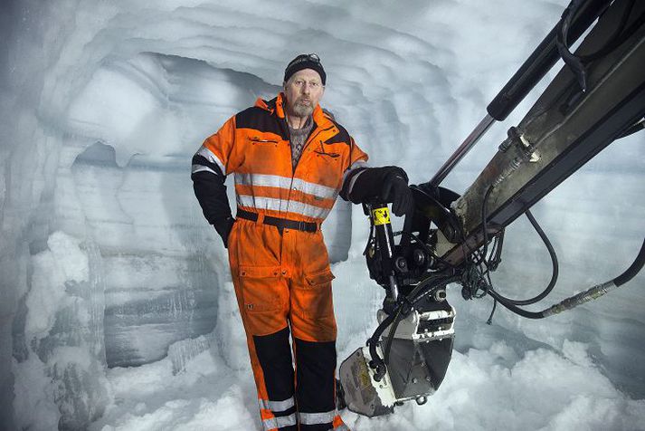 Þverhnípt sprunga blasti við er bormenn voru að störfum í iðrum Langjökuls á föstudag. Jóhann Pjetur Jónsson og ísjötnarnir félagar hans segjast þó hvergi bangnir.