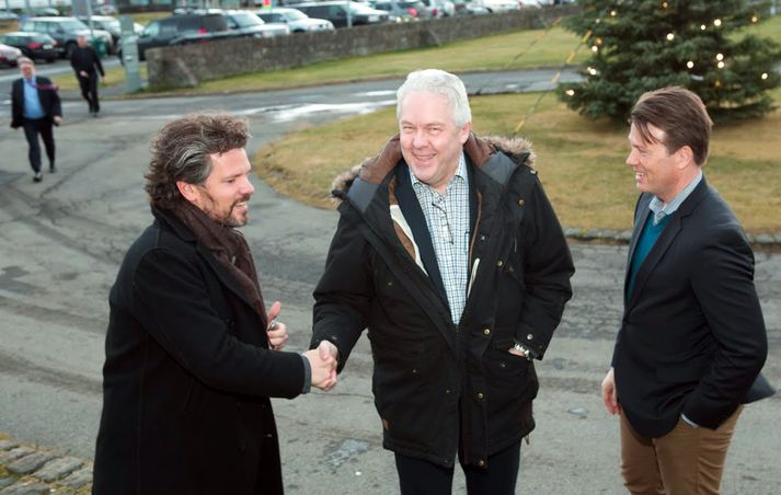 Björn H. Halldórsson, fyrir miðju, tekur í höndina á Degi B. Eggertssyni borgarstjóra þegar skrifað var undir yfirlýsingu um aðgerðir í loftslagsmálum árið 2015.