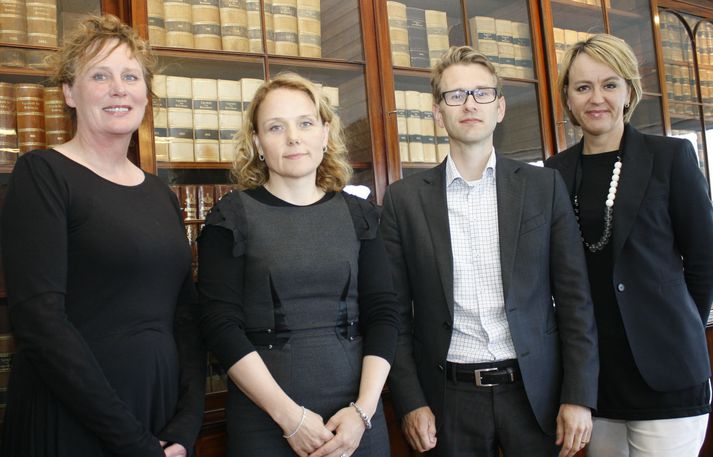 Formaður nefndarinnar er Kristín Edwald hæstaréttarlögmaður og aðrir nefndarmenn eru Hafsteinn Þór Hauksson, lektor við HÍ, og Hervör Þorvaldsdóttir héraðsdómari.