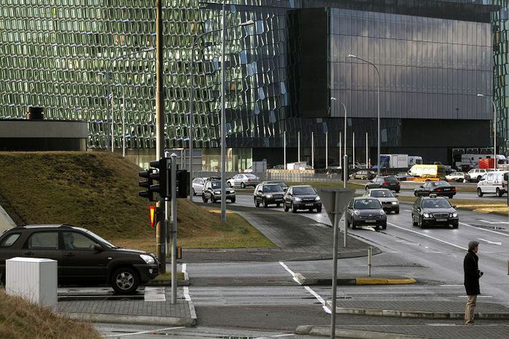 Stjórnarformaður Portusar segir félagið hafa nóg fé til að reka Hörpu fram á mitt næsta ár, miðað við óbreyttar forsendur, en ekki mikið lengur.