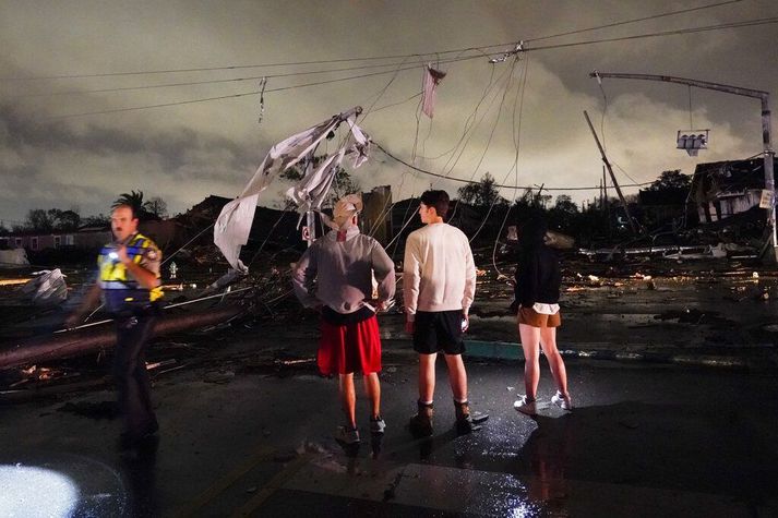 Óveðrið þeytti upp bílum og svipti þökum af húsum í Arabi-hverfinu í New Orleans.