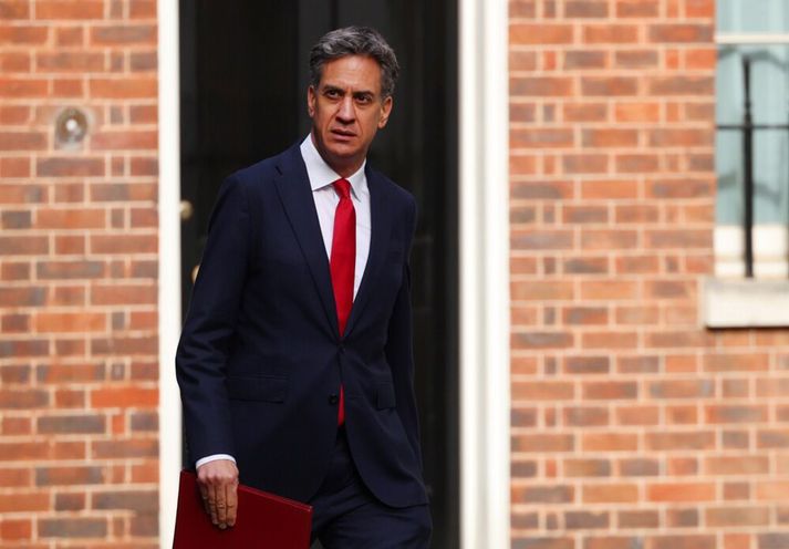 Ed Miliband, utanríkisráðherra Bretlands. Hann kynnti refsðiagerðirnar gegn landtökubyggðum gyðinga í dag. Bandaríski sendiherrann sakaði hann og bresku ríkisstjórnina um gyðingahatur þrátt fyrir að Miliband sé sjálfur gyðingur.