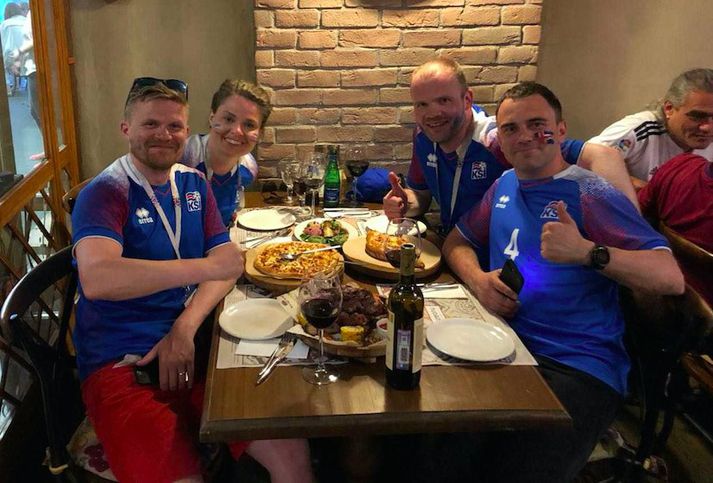 Dmitry, lengst til hægri, ásamt íslensku vinum sínum Atla Birni, Ásdísi Jónu og Birni Víkingi.