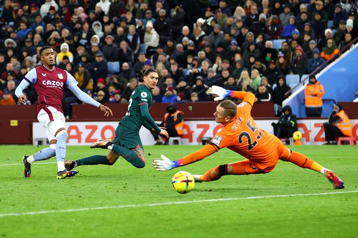 Darwin Nunez brennir af dauðafæri í leiknum gegn Aston Villa á dögunum.