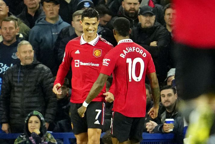 Cristiano Ronaldo fagnar hér sigurmarki sínu fyrir Manchester United á móti Everton á Goodison Park í gær en með honum er Marcus Rashford.