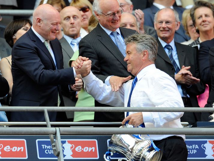 Peter Kenyon fagnar hér Gus Hiddink eftir að Chelsea vann enska bikarinn í vor.