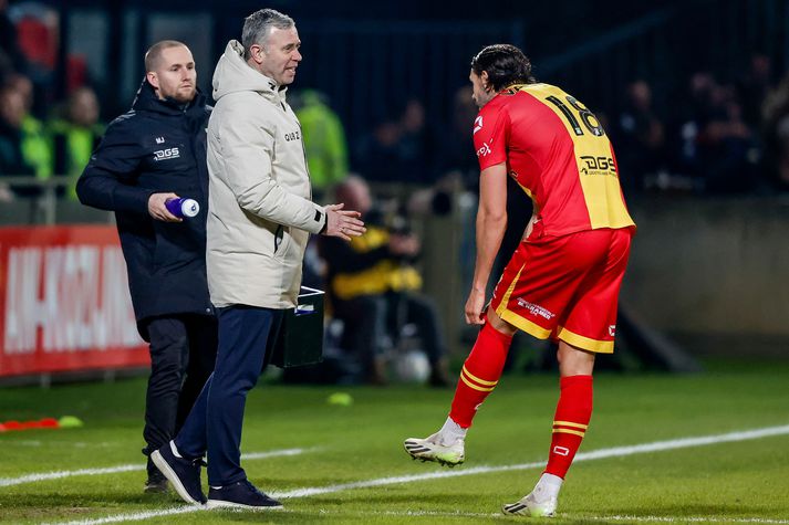 René Hake á spjalli við Willum Þór Willumsson í leik Go Ahead Eagles.