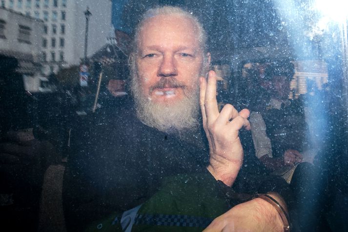 Julian Assange á leið í dómsal í apríl 2019. 