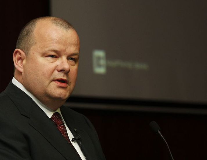 Sigurður Einarsson Stjórnarformaður Kaupþings telur misráðið að lækka laun stjórnenda og stjórnarmanna stórra banka. Fremur ætti að gera vel við þá og tryggja sér þar með hæfasta fólkið. 