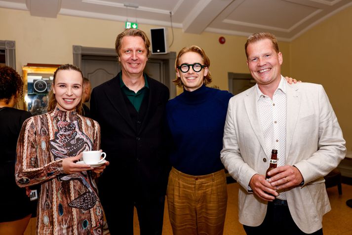 Það á ekki af þeim hjá RUV að ganga. Þeim hjá FTT er ekki skemmt vegna þeirrar ákvörðunar RUV-fólks að fara alla leið til Hollands í leit að fréttastefi. Frá 40 ára afmælisfögnuði Félags tónskálda- og textahöfunda: Guðrún Ýr Eyfjörð (GDRN), Hallur Ingólfsson, Magnús og Bragi Valdimar.