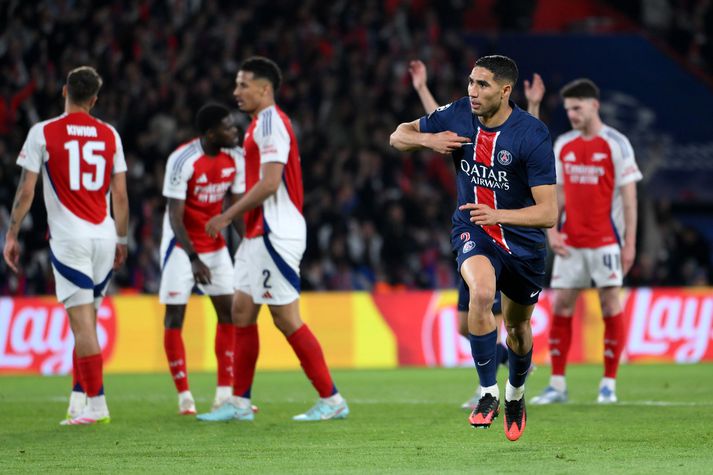 Achraf Hakimi fagnar marki sínu fyrir Paris Saint-Germain i kvöld en þar fór hann langt með að tryggja sætið í úrslitaleiknum.