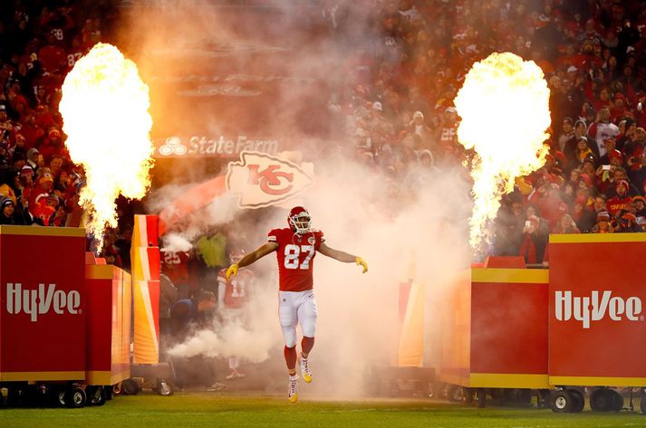 Það var heitt í kolunum er Travis Kelce mætti út á völlinn og hann kólnaði ekkert eftir þetta.