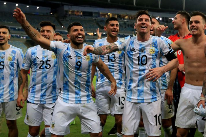 Sergio Aguero og Lionel Messi fagna sigri Argentínu í Suðurameríkukeppninni síðasta sumar.