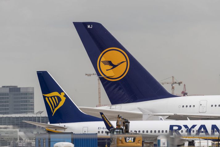 Vélar á vegum Ryanair og Lufthansa á flugbraut í Frankfurt.