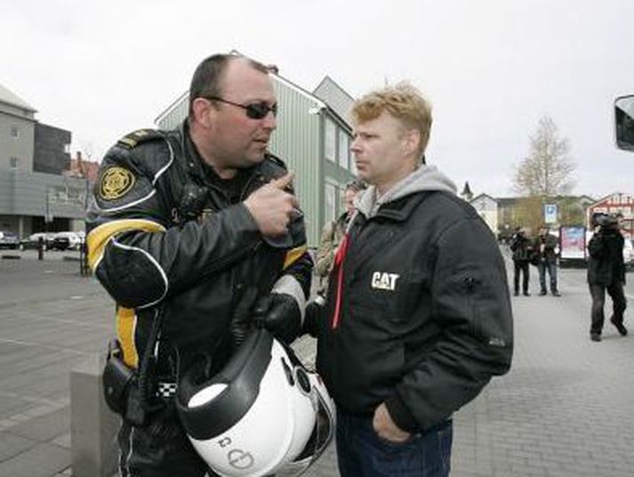 Lögreglumaður ræðir við Sturlu.