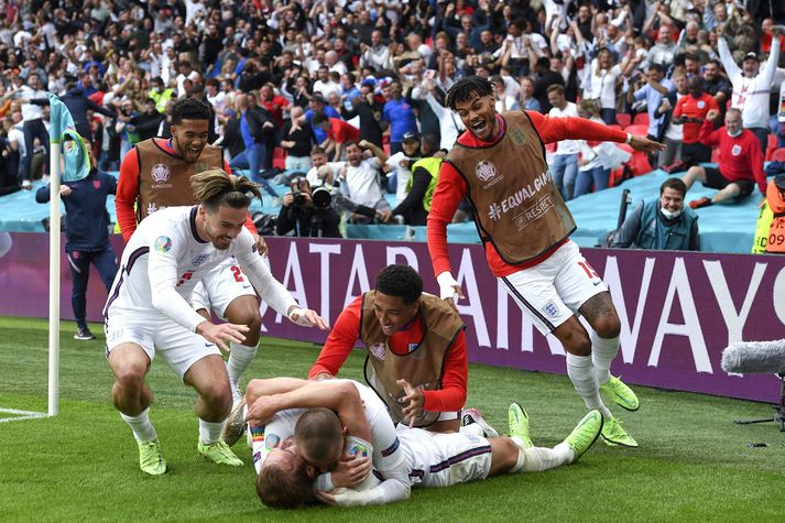 Ensku landsliðsmennirnir fagna hér fyrirliðanum Harry Kane eftir að hann skoraði sitt fyrsta mark á EM og innsiglaði um leið sigurinn á Þjóðverjum í sextán liða úrslitunum.