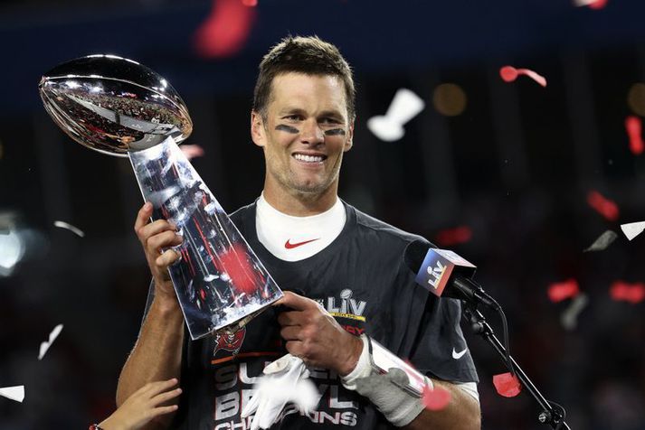 Tom Brady heldur áfram að skrifa NFL-söguna þrátt fyrir að vera orðinn 43 ára.