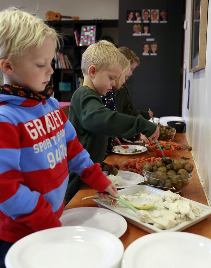Eftir sumarfrí hófst tilraun með hlaðborð fyrir eldri börnin í Aðalþingi. „Þau velja einfaldlega mat á diskinn sinn og setjast þar sem þau vilja. Þau læra þetta strax,“ segir Sigurður Þór Salvarsson.