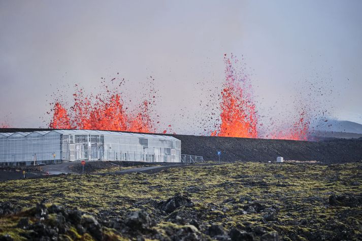 Eldgos hófst rétt norðan við Grindavík um klukkan 9:44 eftir að kvikuhlaup hafði hafist á sjöunda tímanum.